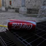 ...su cui ci d� il benvenuto la lattina di una coca cola da cui spuntano due cannucce �romanticamente� attaccate